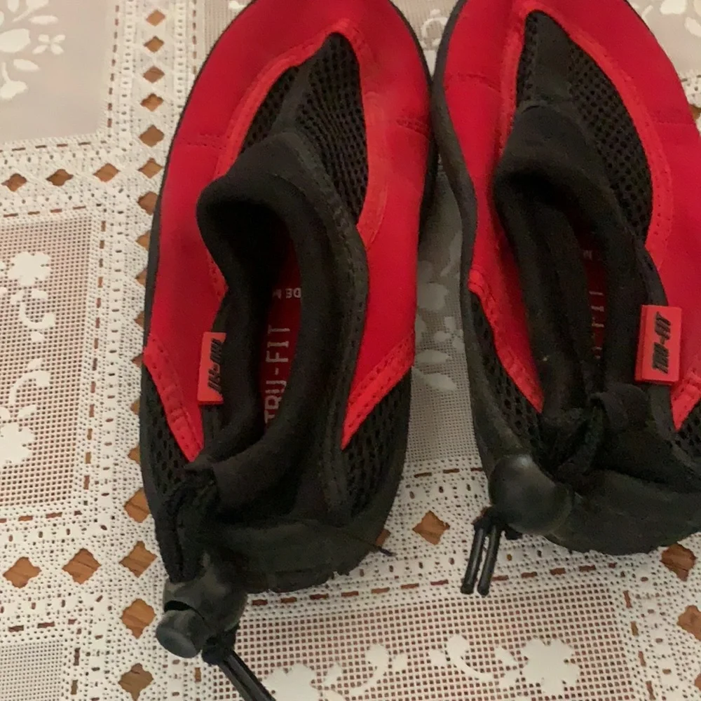 TRU-FIT SZ 11-12 RED BLACK WATER SHOES. PREOWNED